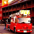 写真: 出初式も終わって夕方の赤レンガ倉庫と横浜消防はしご車・・