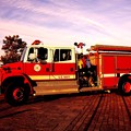 写真: 夕方の赤レンガ倉庫から帰投するU.S.NAVY消防車・・見送って