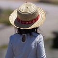 写真: 麦藁帽子の少女