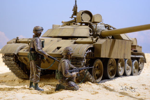 写真: T-55エニグマ＋米兵2名