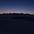 写真: 十勝岳連峰厳冬の夜明け