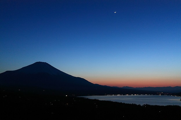 写真: 夕景富士と月