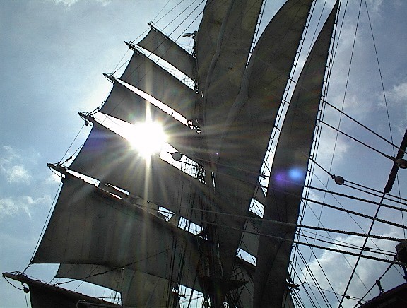 写真: 帆と太陽と