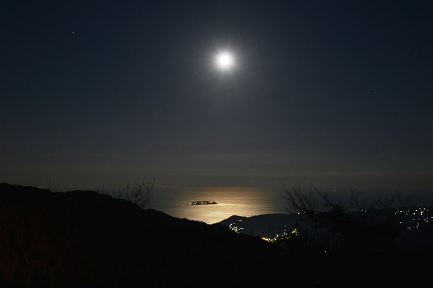 写真: 月明かりに浮かぶ島