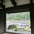 写真: 陣屋門から眺めた集落