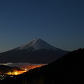 写真: 夜明けの星空と富士