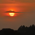 写真: 笠をかぶった夕陽