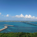 写真: 来間島から眺める来間大橋と前浜