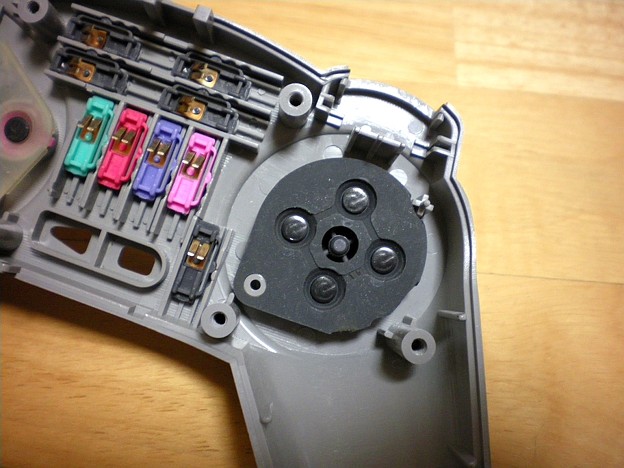 写真: ゲームパッドの仮修理、ゴム交換