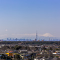 写真: スカイツリーと富士山と、ちっちゃく東京タワーも