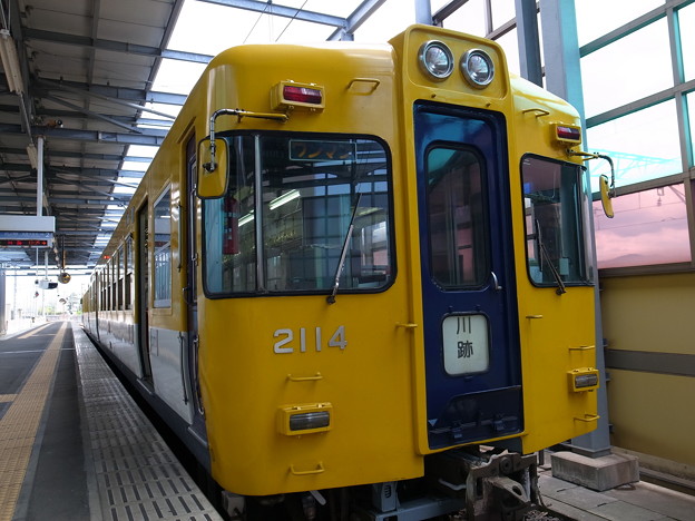 写真: 川跡行き普通列車