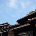 写真: 瓦屋根と青空