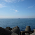 写真: テトラポッドと青い海