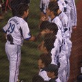 写真: チームメイトと握手する横浜DeNAベイスターズ・新沼