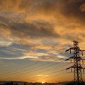 写真: 日没の夕焼け空と鉄塔