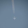 飛行機雲を出しながら真っ白な飛行機