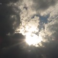 写真: 西方向では厚い雲に隠れようとする太陽が眩しい