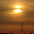 鉄塔群と二つに見える朝陽