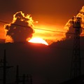 写真: 夕陽が丹沢山系に沈む