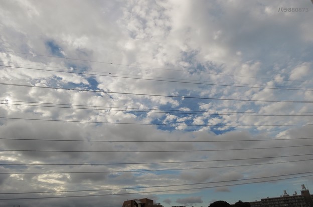 写真: 黒雲の流れの向こうは青い空