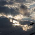 写真: 厚い雲の隙間から光芒