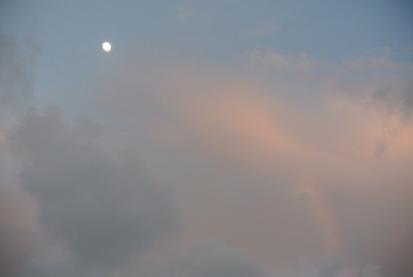 写真: お月さんに届かない虹