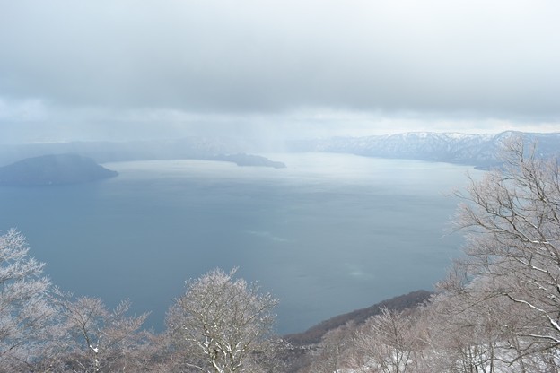 写真: 御鼻部山展望台から十和田湖