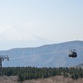 写真: 富士を横切る