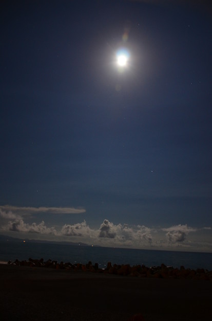 写真: the moon is on the sea