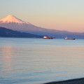 写真: 貨物船と赤富士